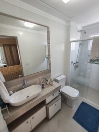 3 Suites a 100 metros da praia com 2 vagas de garagem