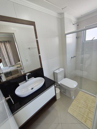 3 Suites a 100 metros da praia com 2 vagas de garagem