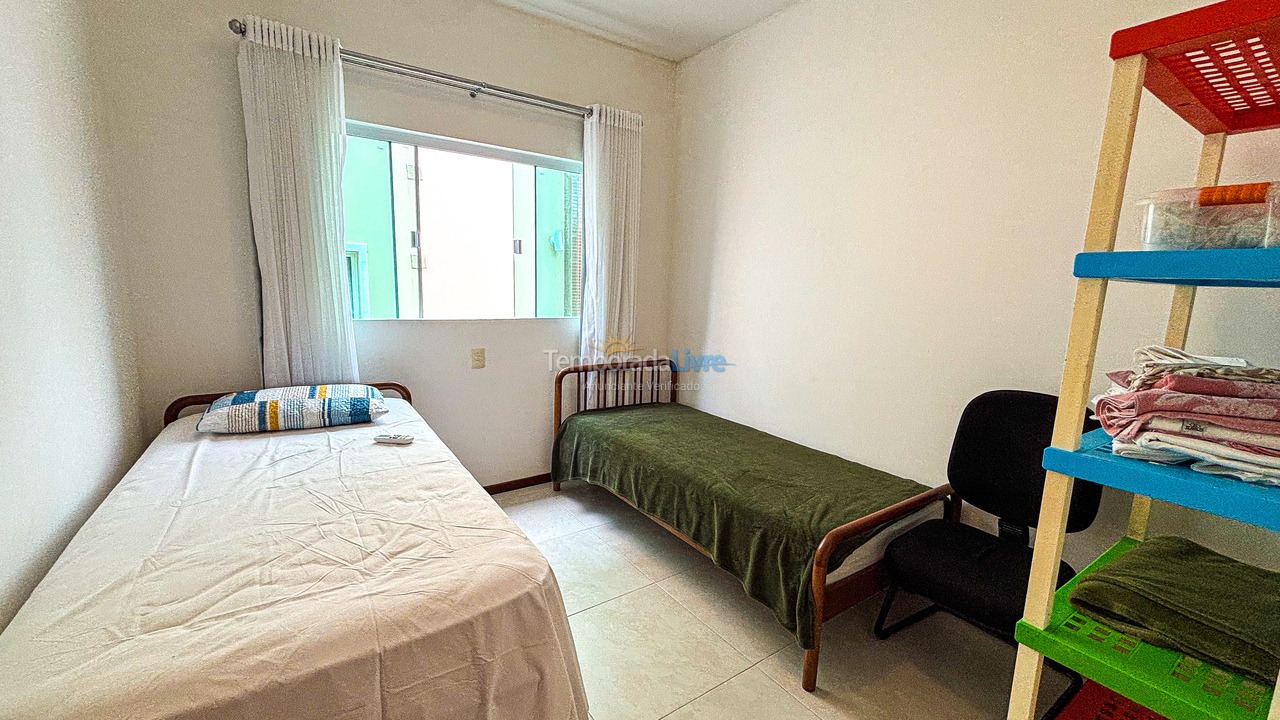 Apartamento para aluguel de temporada em Governador Celso Ramos (Praia de Palmas)