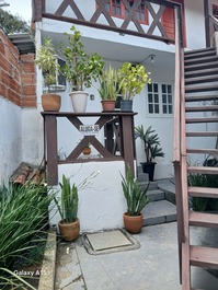 Kitnet mobiliada aluguel temporada a 5min da Rua das Pedras