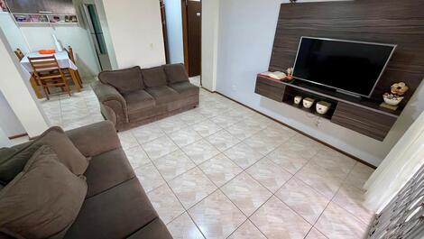 Two-bedroom apartment one block from the beach in Meia Praia.