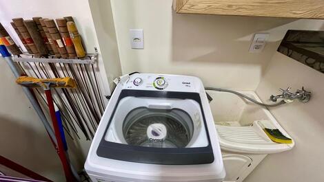 Two-bedroom apartment one block from the beach in Meia Praia.