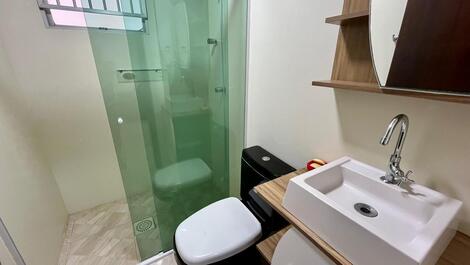 Two-bedroom apartment one block from the beach in Meia Praia.