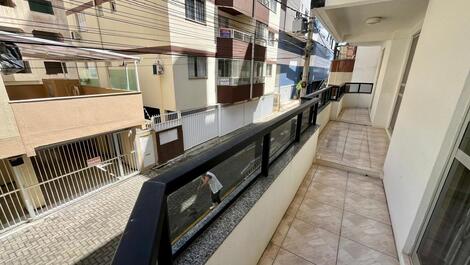 Two-bedroom apartment one block from the beach in Meia Praia.