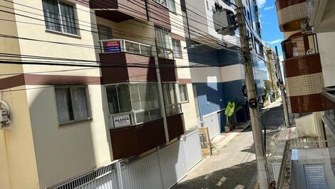 Two-bedroom apartment one block from the beach in Meia Praia.