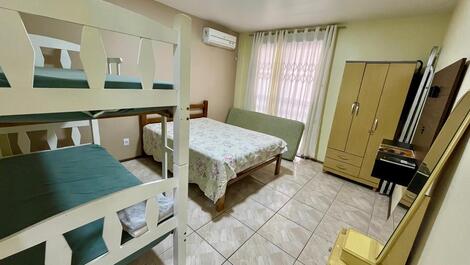 Two-bedroom apartment one block from the beach in Meia Praia.