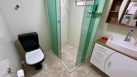 Two-bedroom apartment one block from the beach in Meia Praia.