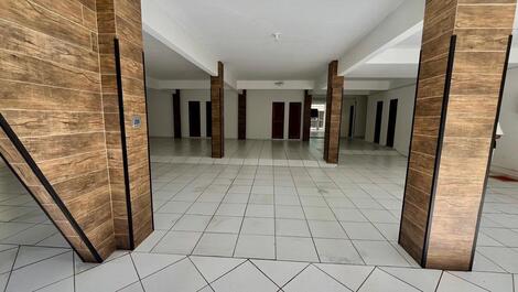 Two-bedroom apartment one block from the beach in Meia Praia.