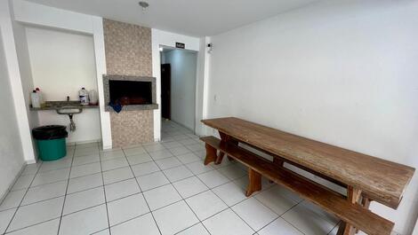 Two-bedroom apartment one block from the beach in Meia Praia.