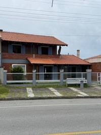 Ótimo Sobrado frente mar com Ac, WI-FI, piscina, churrasqueira