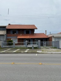 Ótimo Sobrado frente mar com Ac, WI-FI, piscina, churrasqueira