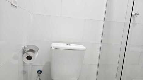 Banheiro sala-quarto. 