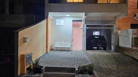 Fachada com garagem. 