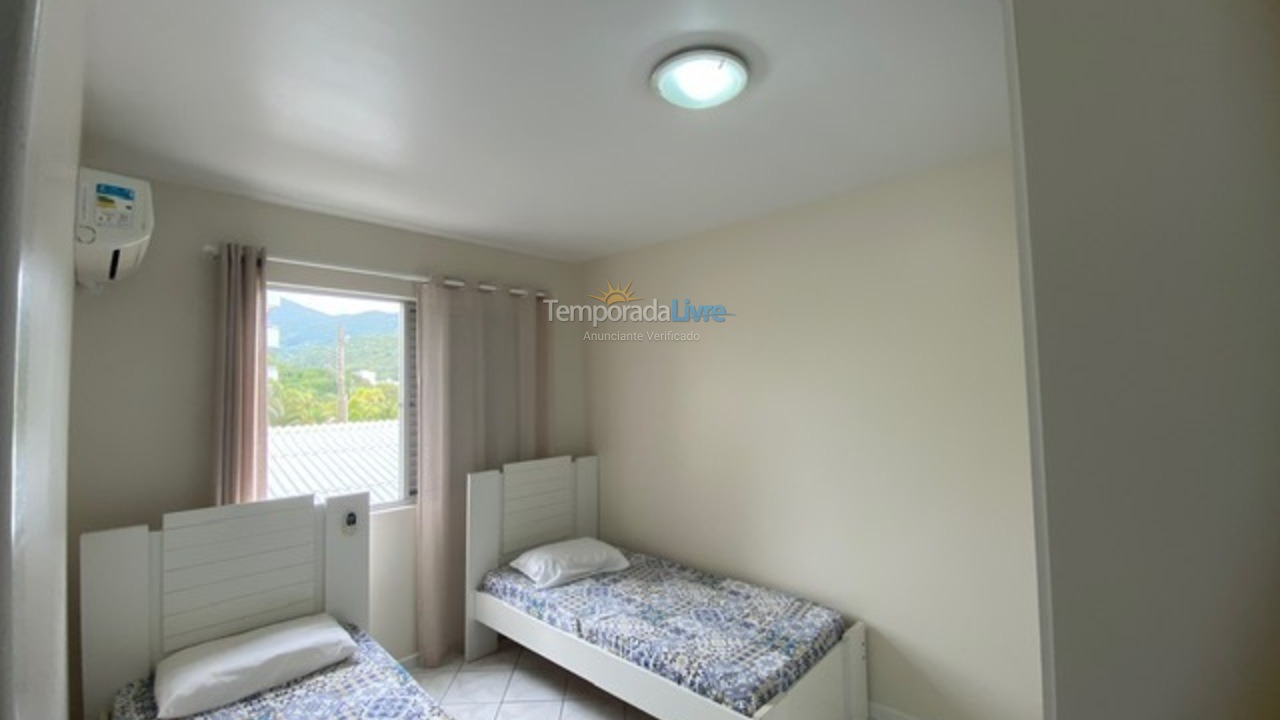 Apartamento para aluguel de temporada em Governador Celso Ramos (Praia de Palmas)