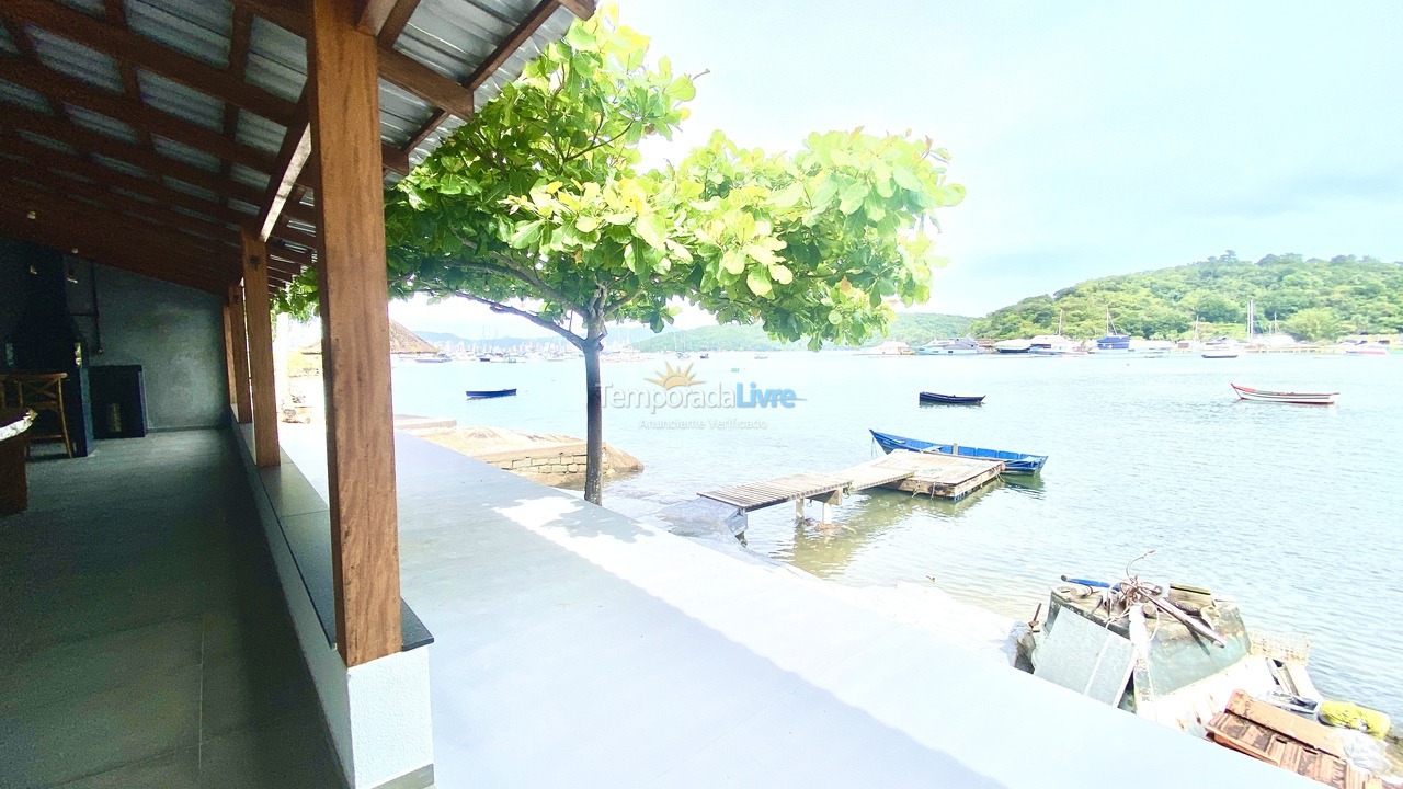 Casa para aluguel de temporada em Porto Belo (Enseada Encantada)