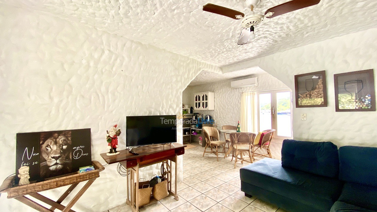 Casa para aluguel de temporada em Porto Belo (Enseada Encantada)