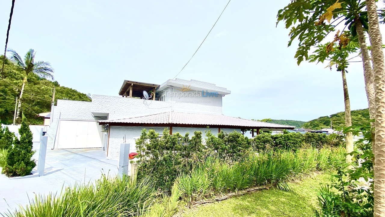 Casa para aluguel de temporada em Porto Belo (Enseada Encantada)