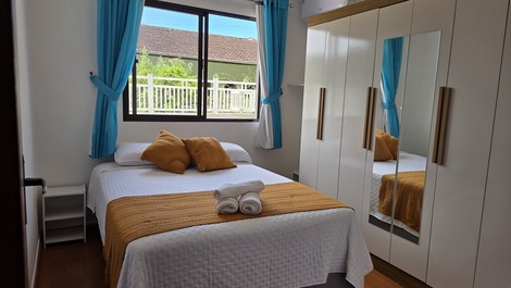 Calle tranquila rodeada de naturaleza.