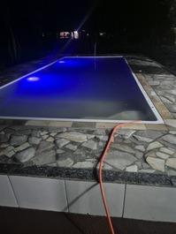 Foto da piscina grande a noite