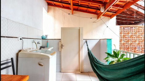 Mostrando a porta externa que vai para a escada e acesso ao corredor de saída. 