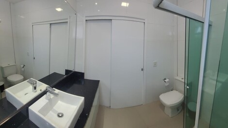 7000 – Casa 03 dormitórios em Jurerê para locação de temporada!!