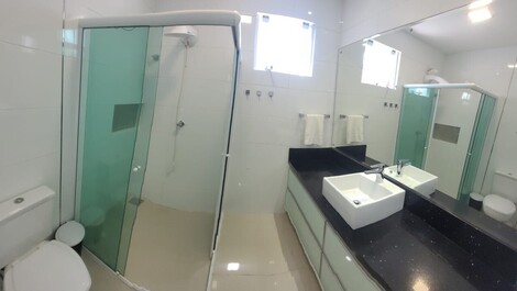 7000 – Casa 03 dormitórios em Jurerê para locação de temporada!!