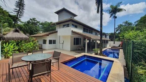 Beautiful house with pool and gourmet area. Sleeps 11 people.