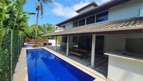 Beautiful house with pool and gourmet area. Sleeps 11 people.