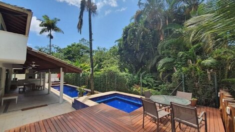 Beautiful house with pool and gourmet area. Sleeps 11 people.