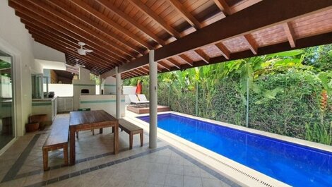 Beautiful house with pool and gourmet area. Sleeps 11 people.