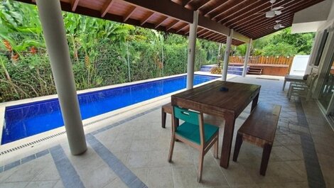 Beautiful house with pool and gourmet area. Sleeps 11 people.