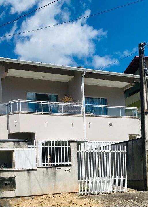 Casa para aluguel de temporada em Bombinhas (Praia de Zimbros)