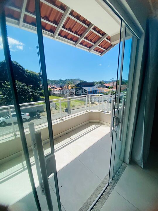 Casa para aluguel de temporada em Bombinhas (Praia de Zimbros)