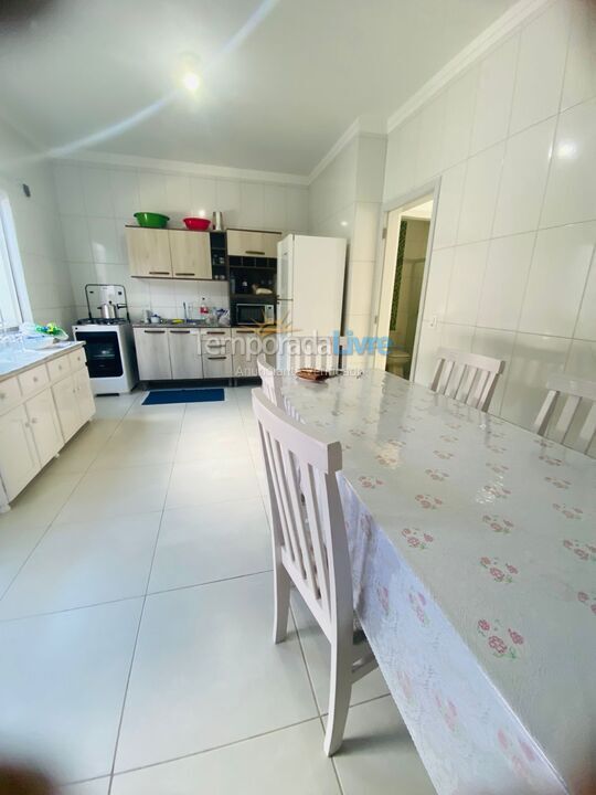 Casa para aluguel de temporada em Bombinhas (Praia de Zimbros)