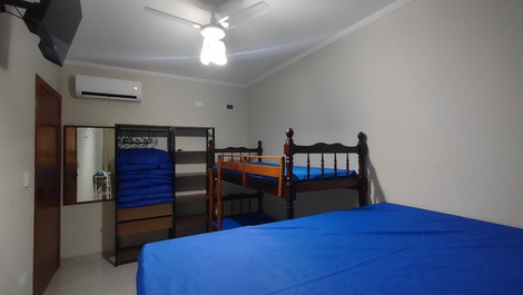 1 quarto: cama de casal, beliche, guarda-roupa, espelho, tábua e ferro de passar roupa