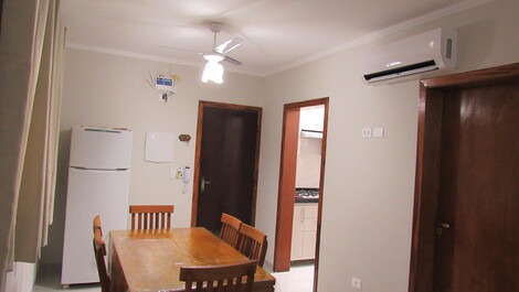 Apto perto da Praia Grande: Wi-Fi e ar-condicionado