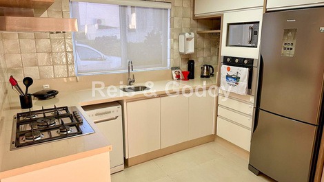 Casa 3 Dorms. Cond. Fechado Piscina