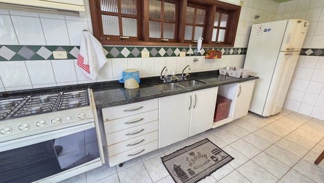 Casa 4 suites A/C Piscina churrasqueira local nobre Praia da enseada