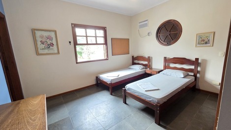 Casa 4 suites A/C Piscina churrasqueira local nobre Praia da enseada