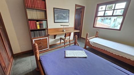 House with 4 suites, A/C, swimming pool, barbecue, prime location, Praia da Enseada