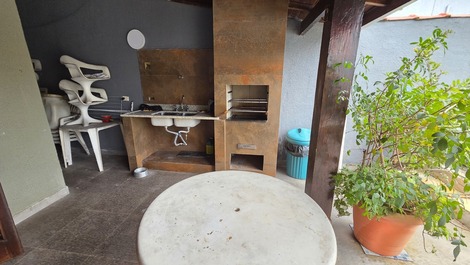 Beach house in Enseada with pool and barbecue, available for New Year's Eve.