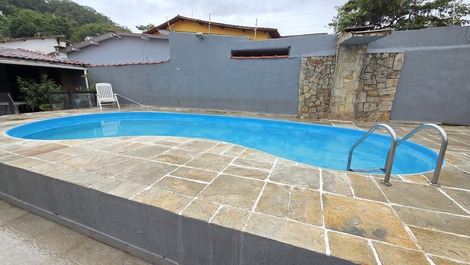 Beach house in Enseada with pool and barbecue, available for New Year's Eve.