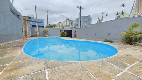Beach house in Enseada with pool and barbecue, available for New Year's Eve.