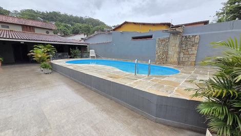 Beach house in Enseada with pool and barbecue, available for New Year's Eve.