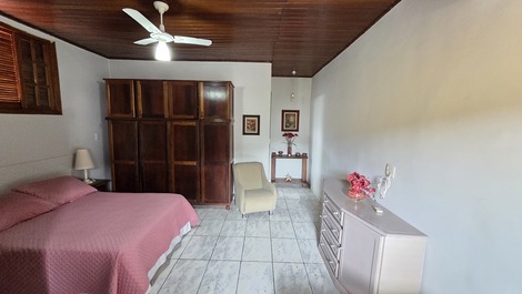 Beach house in Enseada with pool and barbecue, available for New Year's Eve.