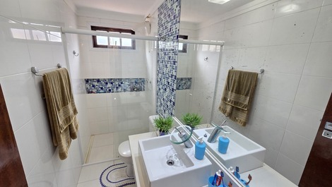 Beach house in Enseada with pool and barbecue, available for New Year's Eve.