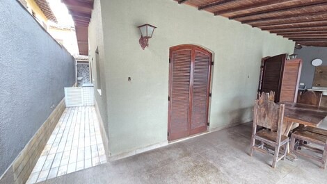 Beach house in Enseada with pool and barbecue, available for New Year's Eve.