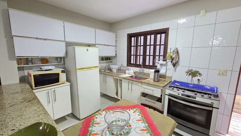 Beach house in Enseada with pool and barbecue, available for New Year's Eve.