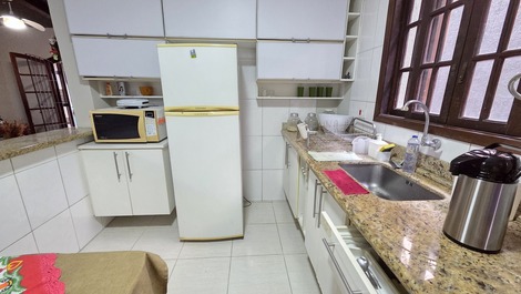 Beach house in Enseada with pool and barbecue, available for New Year's Eve.