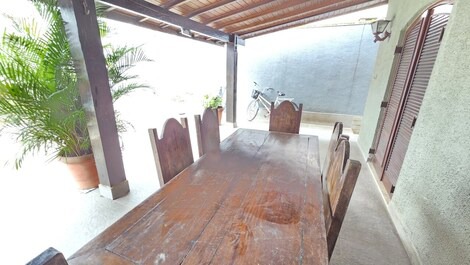Beach house in Enseada with pool and barbecue, available for New Year's Eve.